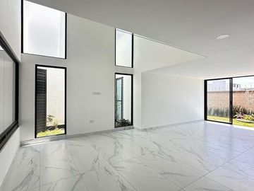 Casa de 5 recamaras en venta en Lomas de Angelopolis Puebla.