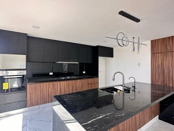 Casa de 5 recamaras en venta en Lomas de Angelopolis Puebla.