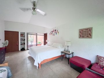 VENTA O RENTA DE CASA EN CONDOMINIO COL JACARANDAS CUERNAVACA ALBERCA Y JARDIN