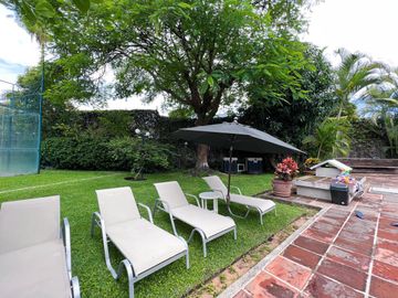 VENTA O RENTA DE CASA EN CONDOMINIO COL JACARANDAS CUERNAVACA ALBERCA Y JARDIN