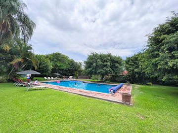 VENTA O RENTA DE CASA EN CONDOMINIO COL JACARANDAS CUERNAVACA ALBERCA Y JARDIN