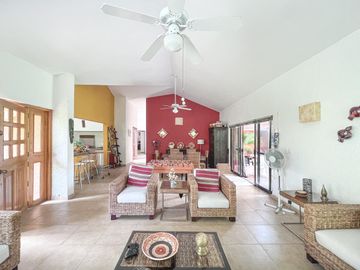 VENTA O RENTA DE CASA EN CONDOMINIO COL JACARANDAS CUERNAVACA ALBERCA Y JARDIN