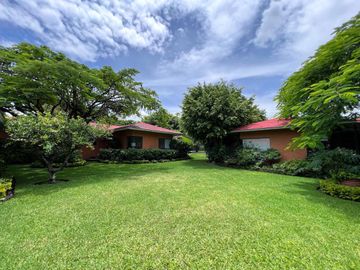 VENTA O RENTA DE CASA EN CONDOMINIO COL JACARANDAS CUERNAVACA ALBERCA Y JARDIN