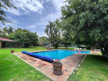 VENTA O RENTA DE CASA EN CONDOMINIO COL JACARANDAS CUERNAVACA ALBERCA Y JARDIN