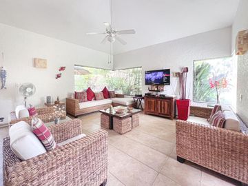 VENTA O RENTA DE CASA EN CONDOMINIO COL JACARANDAS CUERNAVACA ALBERCA Y JARDIN