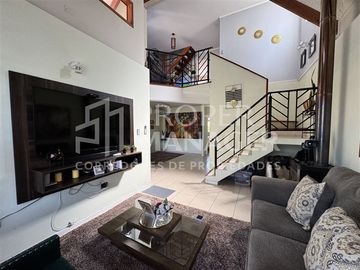 Casa en Venta en Casa 3 Pisos 105m2 5D-3B + Terraza - Parque Lantaño