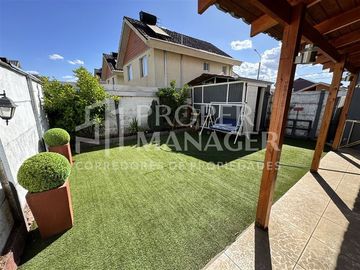 Casa en Venta en Casa 3 Pisos 105m2 5D-3B + Terraza - Parque Lantaño