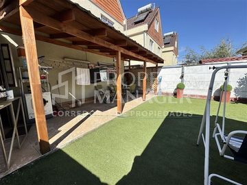 Casa en Venta en Casa 3 Pisos 105m2 5D-3B + Terraza - Parque Lantaño