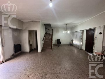Venta- PH de 3 ambientes con patio y terraza en Lanús Este