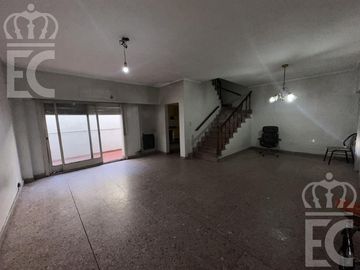 Venta- PH de 3 ambientes con patio y terraza en Lanús Este