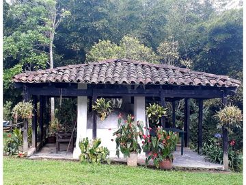 Casa Finca En Venta: Casa Colonial Con Amplios Espacios Y Naturaleza