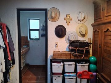 Casa con terraza y alberca en fraccionamiento Lomas de Ahuatlan con vigilancia