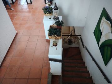 Casa con terraza y alberca en fraccionamiento Lomas de Ahuatlan con vigilancia