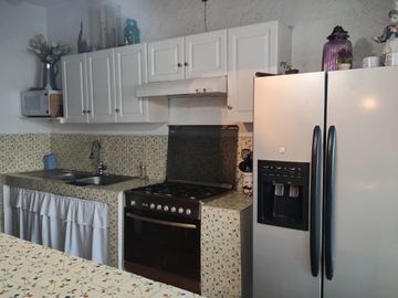Casa con terraza y alberca en fraccionamiento Lomas de Ahuatlan con vigilancia