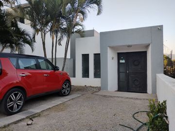 Casa con terraza y alberca en fraccionamiento Lomas de Ahuatlan con vigilancia
