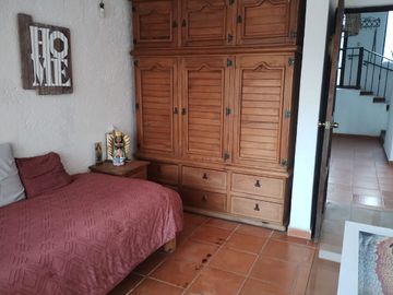 Casa con terraza y alberca en fraccionamiento Lomas de Ahuatlan con vigilancia