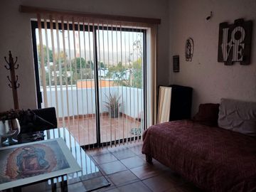 Casa con terraza y alberca en fraccionamiento Lomas de Ahuatlan con vigilancia