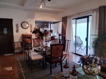 Casa con terraza y alberca en fraccionamiento Lomas de Ahuatlan con vigilancia