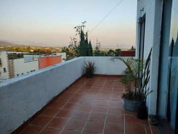 Casa con terraza y alberca en fraccionamiento Lomas de Ahuatlan con vigilancia