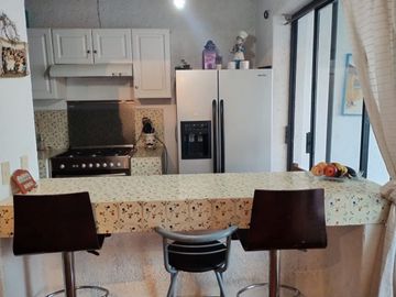 Casa con terraza y alberca en fraccionamiento Lomas de Ahuatlan con vigilancia