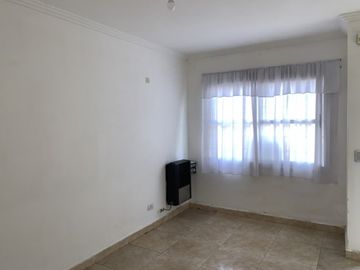 Triplex 4 amb. c/patio