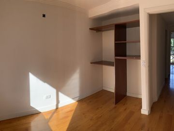 Triplex 4 amb. c/patio