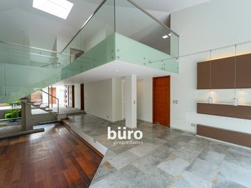 ILUMINADA CASA EN VENTA DE 520MTS ZONA PARQUES PRIVADOS SAN ISIDRO CERCA AL GOLF