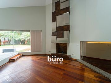 ILUMINADA CASA EN VENTA DE 520MTS ZONA PARQUES PRIVADOS SAN ISIDRO CERCA AL GOLF