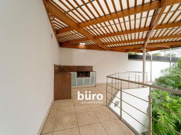 ILUMINADA CASA EN VENTA DE 520MTS ZONA PARQUES PRIVADOS SAN ISIDRO CERCA AL GOLF