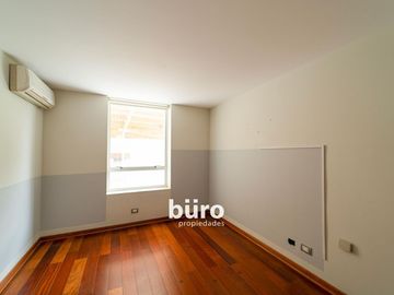 ILUMINADA CASA EN VENTA DE 520MTS ZONA PARQUES PRIVADOS SAN ISIDRO CERCA AL GOLF