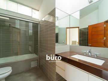ILUMINADA CASA EN VENTA DE 520MTS ZONA PARQUES PRIVADOS SAN ISIDRO CERCA AL GOLF