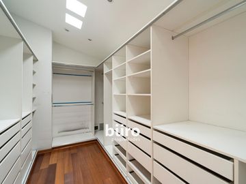 ILUMINADA CASA EN VENTA DE 520MTS ZONA PARQUES PRIVADOS SAN ISIDRO CERCA AL GOLF