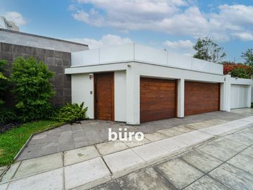 ILUMINADA CASA EN VENTA DE 520MTS ZONA PARQUES PRIVADOS SAN ISIDRO CERCA AL GOLF