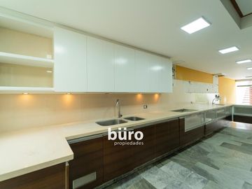 ILUMINADA CASA EN VENTA DE 520MTS ZONA PARQUES PRIVADOS SAN ISIDRO CERCA AL GOLF