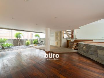 ILUMINADA CASA EN VENTA DE 520MTS ZONA PARQUES PRIVADOS SAN ISIDRO CERCA AL GOLF