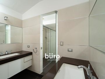 ILUMINADA CASA EN VENTA DE 520MTS ZONA PARQUES PRIVADOS SAN ISIDRO CERCA AL GOLF