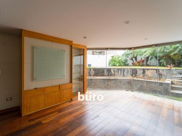 ILUMINADA CASA EN VENTA DE 520MTS ZONA PARQUES PRIVADOS SAN ISIDRO CERCA AL GOLF