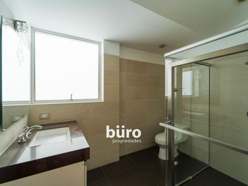 ILUMINADA CASA EN VENTA DE 520MTS ZONA PARQUES PRIVADOS SAN ISIDRO CERCA AL GOLF