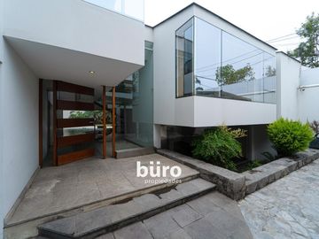 ILUMINADA CASA EN VENTA DE 520MTS ZONA PARQUES PRIVADOS SAN ISIDRO CERCA AL GOLF