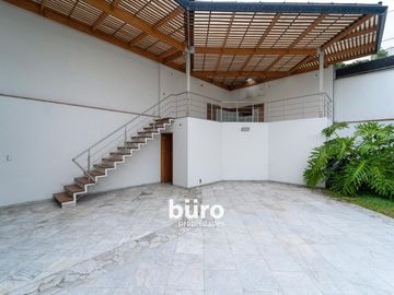 ILUMINADA CASA EN VENTA DE 520MTS ZONA PARQUES PRIVADOS SAN ISIDRO CERCA AL GOLF