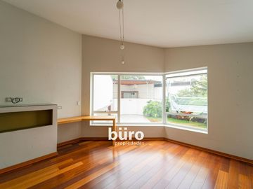 ILUMINADA CASA EN VENTA DE 520MTS ZONA PARQUES PRIVADOS SAN ISIDRO CERCA AL GOLF