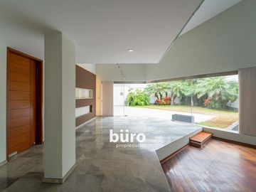 ILUMINADA CASA EN VENTA DE 520MTS ZONA PARQUES PRIVADOS SAN ISIDRO CERCA AL GOLF