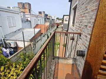 DUPLEX COMPLEJO INTERNO EN VENTA CALLE LAPRIDA AL 700