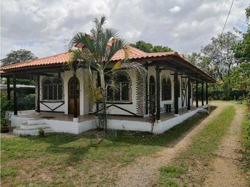 VENTA DE HERMOSA CASA  SEMI CAMPESTRE PENONOMÉ