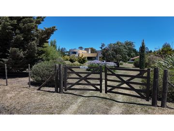 LOS ACANTILADOS - MAGNIFICA RESIDENCIA SOBRE PARQUE DE 23.900 M2