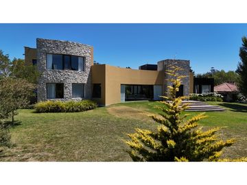 LOS ACANTILADOS - MAGNIFICA RESIDENCIA SOBRE PARQUE DE 23.900 M2