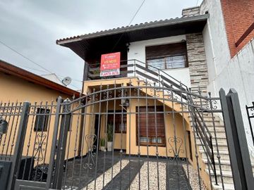 Casa PH en venta en Bernal Oeste
