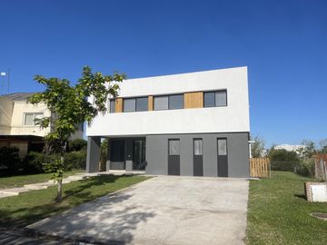 Casa en El Canton GOLF al agua