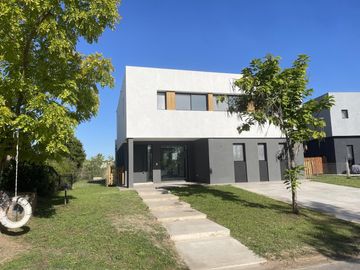 Casa en El Canton GOLF al agua