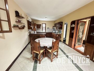 Casa desarrollada en una sola planta sobre amplio lote